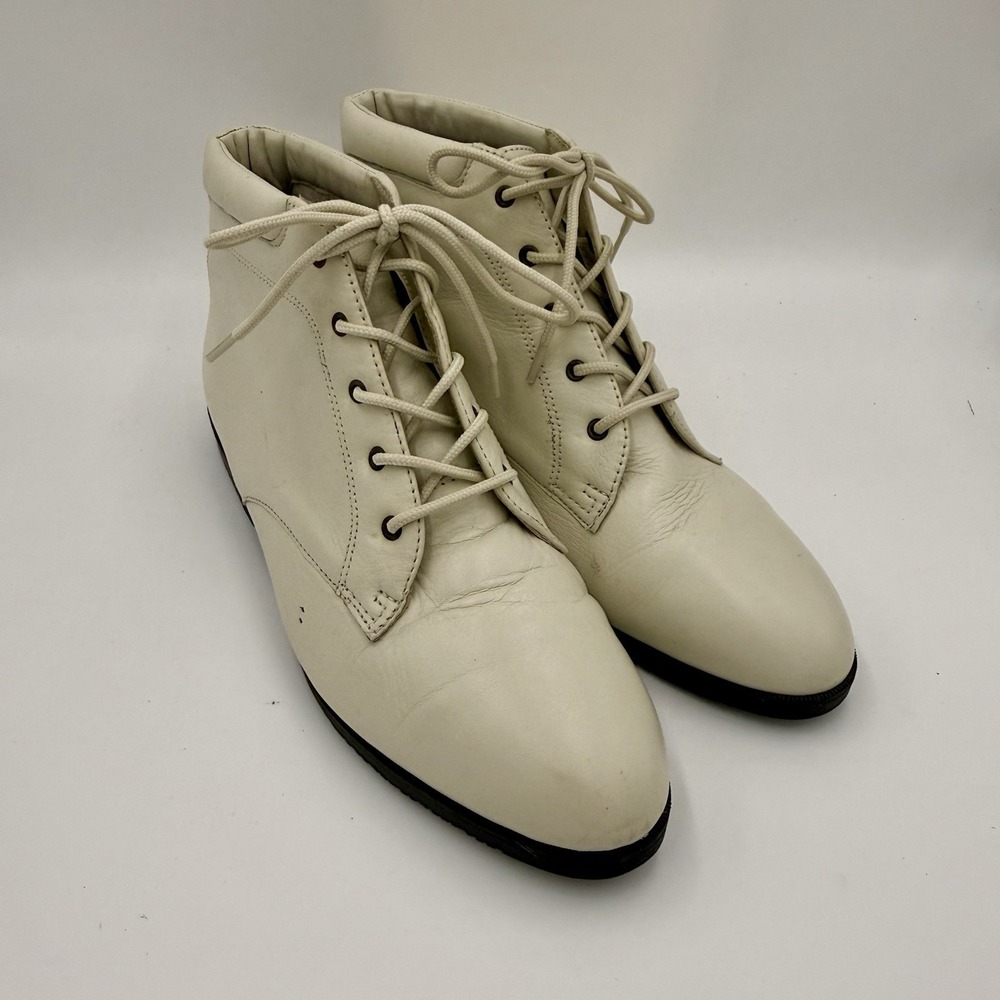 Vintage Ellemenno Dallas White Ankle Booties 9M Leather Cuffed Lace up 90s Retro